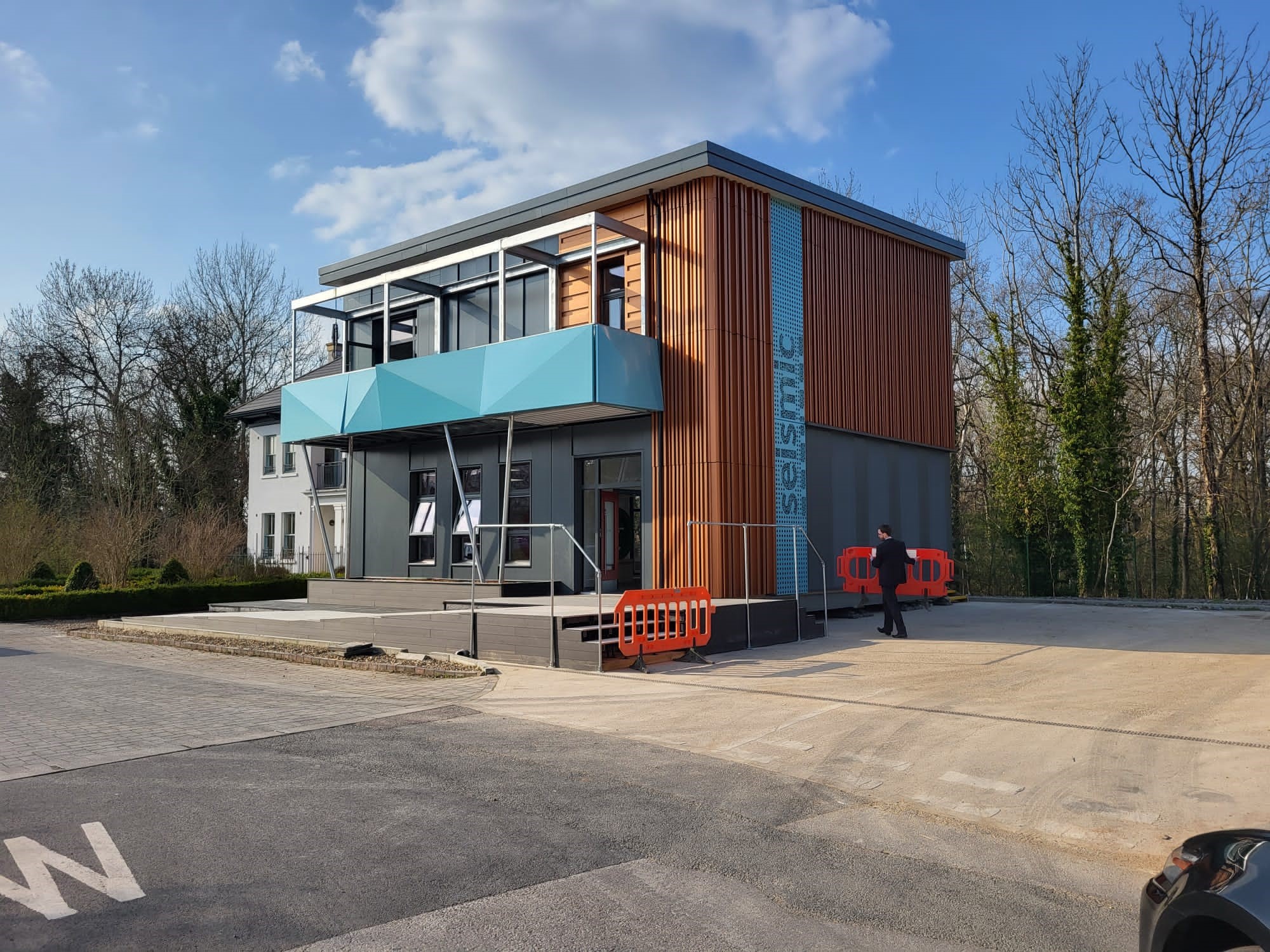 Seismic demonstrator building