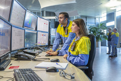 Leerlingen procestechniek Mohamed Elkaddouri en Nathalie van der Heijden in het stuurhuis van het ECC (Energiebedrijf).