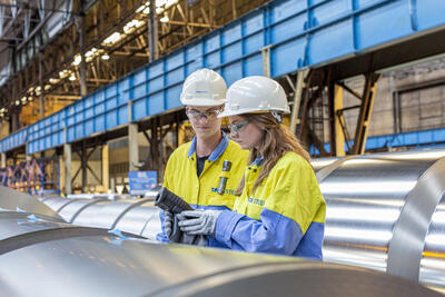 Leerlingen Procestechniek Koen Klein en Nathalie van der Heijden aan het werk binnen Tata Steel Packaging.