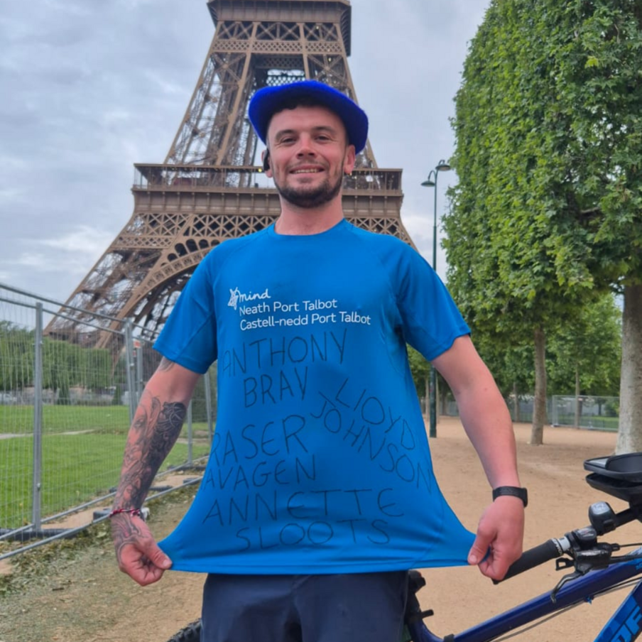 Joe Kerr against Eiffel Tower